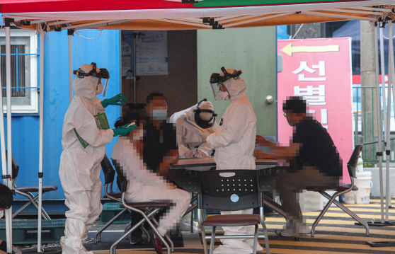 한 선별진료소에서 시민들이 코로나19 진단검사를 받고 있다. /연합뉴스
