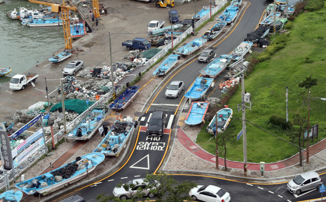 지난 8월 9일 부산 해운대구 송정어촌계 어선들이 도로 위에 줄지어 옮겨져 있다./부산=연합뉴스