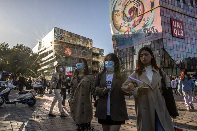 중국 국경절 황금연휴인 지난 4일 베이징 산리툰 거리가 쇼핑하러 나온 사람들로 분주하다. /EPA연합뉴스