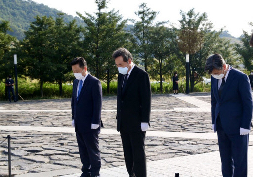 이낙연 더불어민주당 대표가 1일 김해 봉하마을에서 고 노무현 대통령 묘소를 참배하고 있다. /더불어민주당 제공