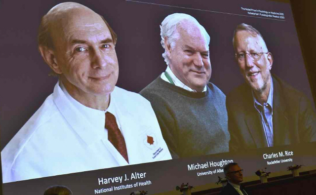 노벨 생리의학상 수상자로 선정된 하비 올터(왼쪽부터), 마이클 호턴, 찰스 라이스 박사.