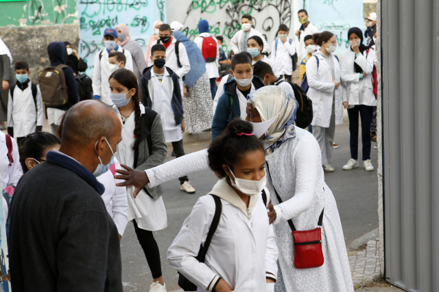모로코 카사블랑카의 한 학교에서 5일(현지시간) 마스크를 쓴 학생들이 등교하고 있다. /AP연합뉴스
