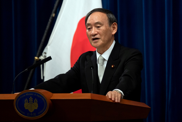 스가 요시히데 일본 총리가 지난달 16일 기자회견에서 발언하고 있다./로이터연합뉴스