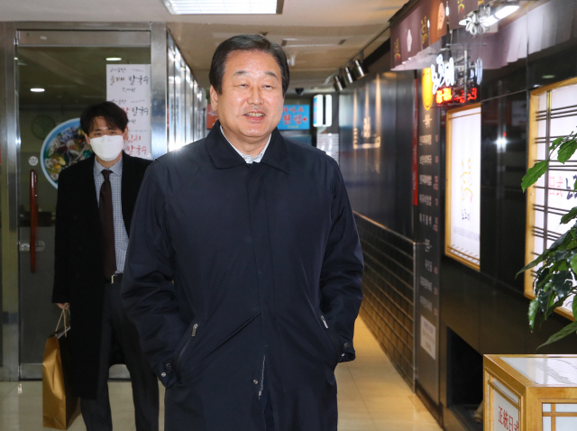 김무성 전 의원(전 새누리당 대표)이 총선이 끝난 지난 4월 22일 서울 여의도 한 음식점에 열린 비박계 만찬 회동에 입장하고 있다./연합뉴스