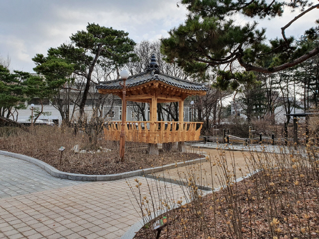 서울 종로구 무궁호동산에 설치된 전통 정자