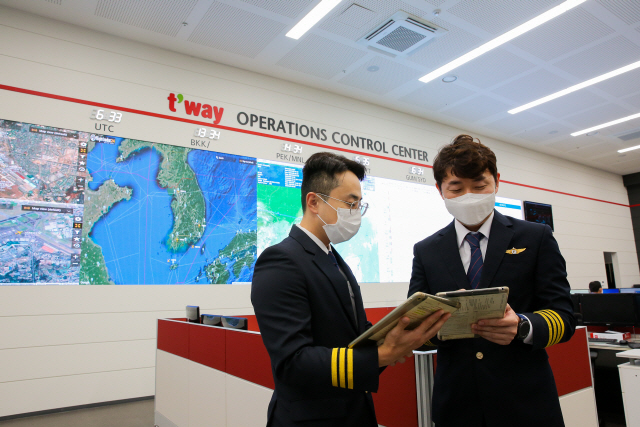 티웨이항공 직원이 태블릿 PC를 사용해 스마트 시스템을 이용하고 있다. /사진제공=티웨이항공