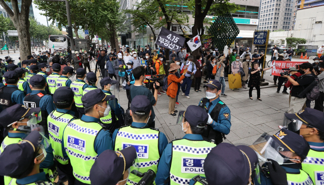 개천절인 지난 3일 오후 서울 종로1가 종로구청 입구 사거리 부근에서 도심 집회를 시도하는 시위 참가자들이 경찰에 막혀 있다./연합뉴스