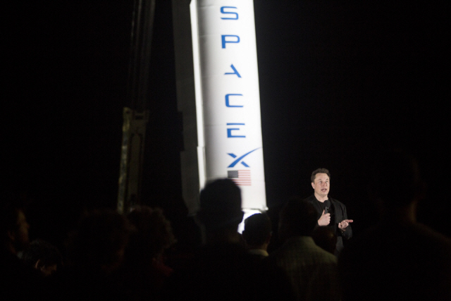 미국의 민간 우주 탐사기업 스페이스X 및 전기차 업체 테슬라의 최고경영자(CEO)인 일론 머스크가 지난 해 9월 28일(현지시간) 텍사스주 캐머런 카운티의 스페이스X 발사대에서 열린 행사에서 연설하고 있다. /블룸버그 자료사진