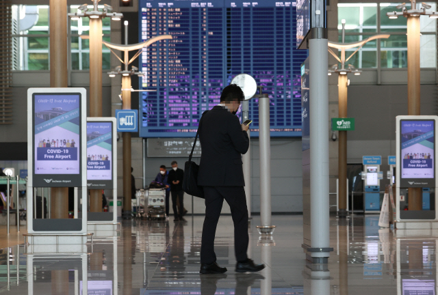 6일 인천국제공항 출국장에 한 이용객이 어디론가 걸어가고 있다. 외교부는 이날 한일 양국이 ‘기업인 특별입국절차’에 합의하고 오는 8일부터 시행한다고 밝혔다./연합뉴스