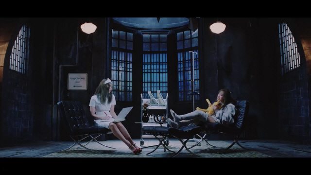 블랙핑크의 ‘Lovesick Girls’ 뮤직비디오에 등장하는 간호사와 환자 복장. 타이트한 치마와 빨간 하이힐이 두드러지게 눈에 띈다. /뮤직비디오 캡처
