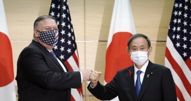 마이크 폼페이오 미 국무장관이 6일 스가 요시히데 일본 총리를 예방해 주먹인사를 나누고 있다. /AP=연합뉴스