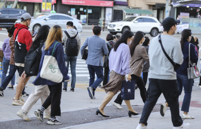 추석 연휴가 끝나고 아침 기온이 떨어져 쌀쌀한 날씨를 보이는 가운데 시민들이 출근길 발걸음을 재촉하고 있다./연합뉴스