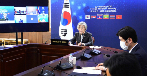 강경화(왼쪽) 외교부 장관이 지난달 28일 화상으로 진행된 ‘제10차 한-메콩 외교장관회의’에서 발언을 하고 있다./연합뉴.