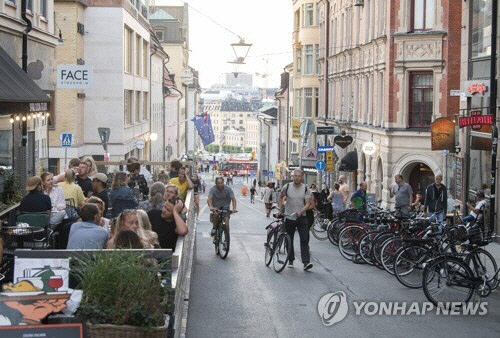 8월 20일(현지시간) 스웨덴 스톡홀름 인근 도시에서 사람들이 마스크를 쓰지 않은 채 일상생활을 하고 있다./AP연합뉴스