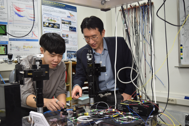김정원(오른쪽) 한국과학기술원(KAIST) 기계공학과 교수가 연구실에서 학생 연구원과 의견을 나누고 있다.