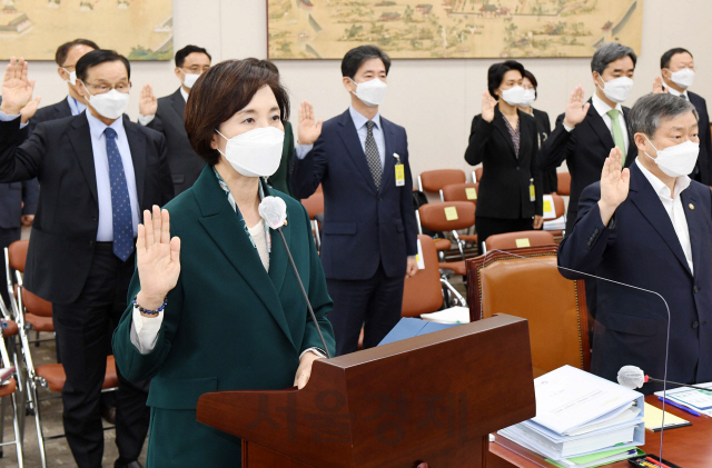 2020 국정감사 첫날인 7일 국회에서 열린 교육위원회 교육부·국사편찬위원회 등에 대한 국정감사에서 유은혜 사회부종리 겸 교육부 장관이 선서를 하고 있다./권욱기자 2020.10.07