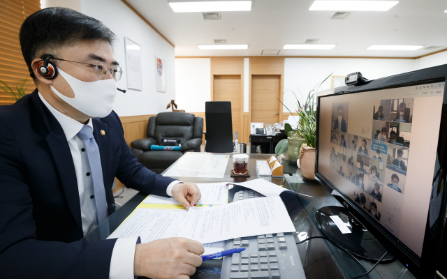 손병두 금융위원회 부위원장이 7일 서울 종로구 정부서울청사에서 금융리스크 대응반 회의를 비대면 화상회의로 진행하고 있다./사진제공=금융위