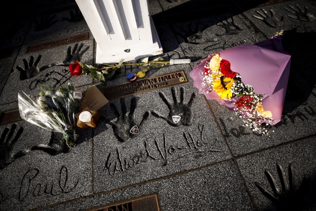 미국 할리우드 명예의 거리에 있는 에디 밴 헤이런의 자리에 6일(현지시간)팬들이 가져다 놓은 꽃과 기타 피크가 올려져있다. /EPA연합뉴스