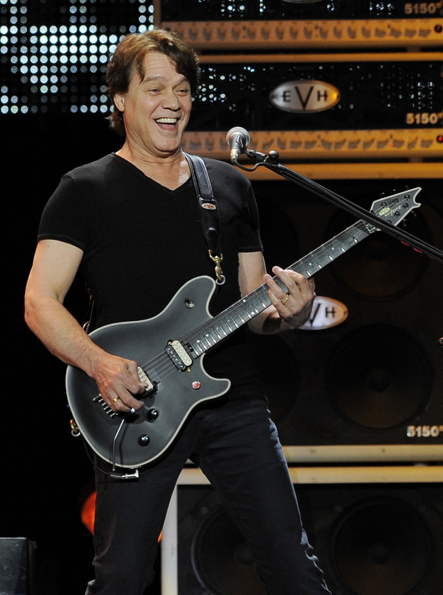 에디 밴 헤일런이 지난 2012년 로스앤젤레스(LA) 공연에서 기타를 연주하고 있다. /AP연합뉴스