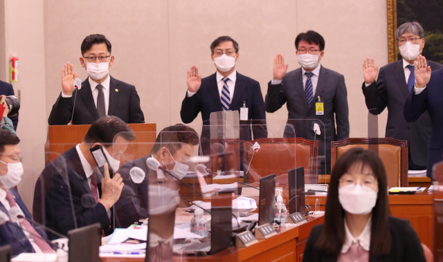 김현수 농림축산식품부 장관(왼쪽)이 7일 서울 여의도 국회에서 열린 농림축산식품해양수산위원회의 농림축산식품부에 대한 국정감사에서 선서하고 있다. /연합뉴스