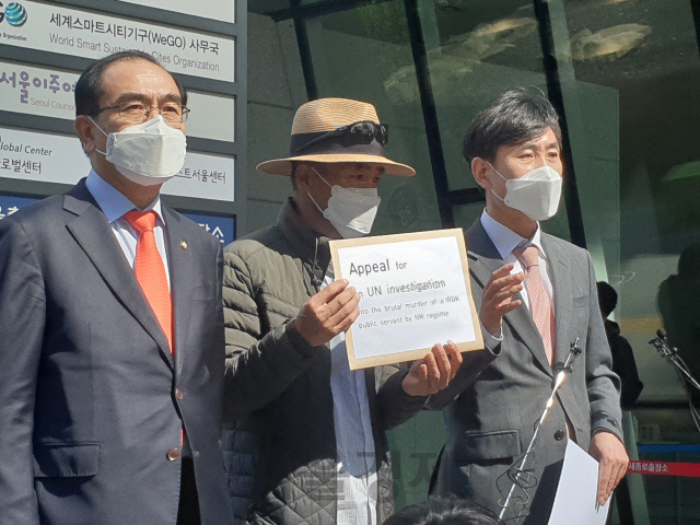 태영호 의원, 이래진씨, 하태경 의원(왼쪽부터)이 6일 오후 서울 종로구 유엔 북한인권사무소 앞에서 기자회견을 열고 발언하고 있다./허진 기자