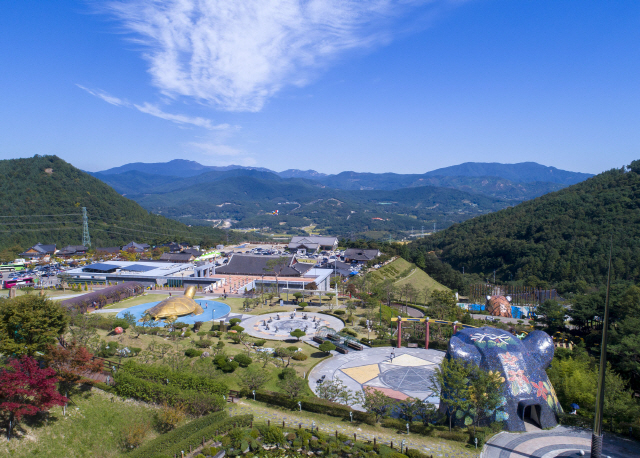 산청군 동의보감촌의 가을 전경. /사진제공=산청군