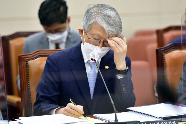 7일 국회에서 열린 과학기술정보방송통신위원회 국정감사에서 최기영 과학기술정보통신부 장관이 의원 질의를 들으며 메모하고 있다. /연합뉴스