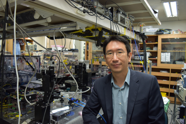 감정원 한국과학기술원(KAIST) 기계공학과 교수가 연구실에서 포즈를 취하고 있다.