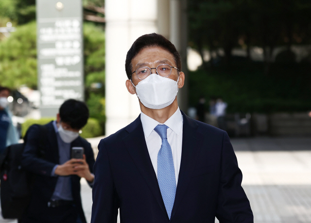 직권남용 권리행사방해 혐의로 기소된 안태근 전 법무부 검찰국장이 지난달 29일 서초동 서울중앙지법에서 열린 파기환송심 선고공판에서 무죄를 선고받은 뒤 청사를 나서고 있다. /연합뉴스