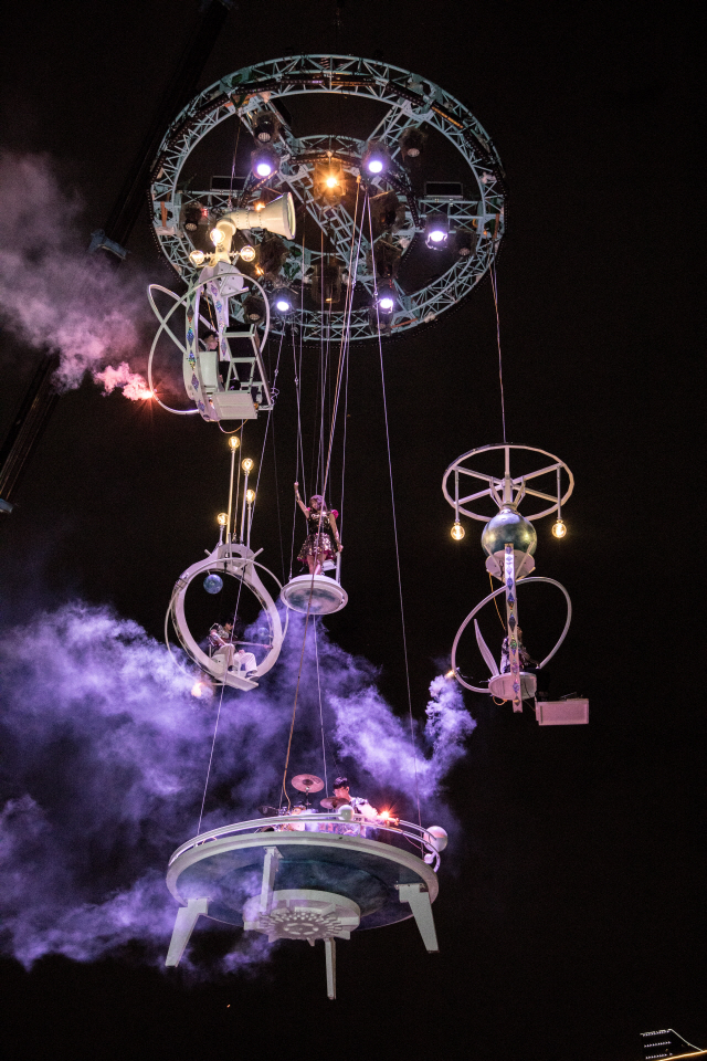 화려한 공중 퍼포먼스에 서커스를 접목한 공연을 선보이는 프로젝트 날다/사진=프로젝트 날다