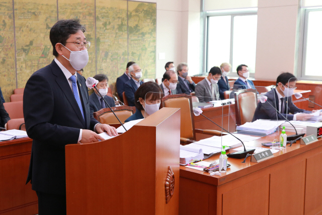 박양우 문화체육관광부 장관이 7일 오전 서울 여의도 국회에서 열린 문화체육관광위원회 국정감사에서 업무보고를 하고 있다./국회사진기자단