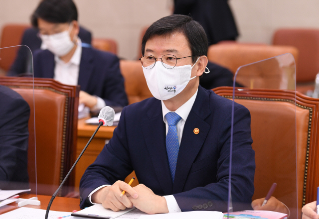 문성혁 해양수산부 장관이 8일 국회에서 열린 농림축산식품해양수산위원회의 해양수산부에 대한 국정감사에서 의원들의 질의에 답변하고 있다. /연합뉴스