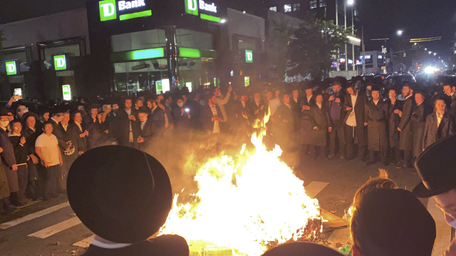 지난 6일(현지시간) 미국 뉴욕 버로우 공원 인근에서 수백명의 정통파 유대교도들이 모여 앤드루 쿠오마 뉴욕주지사의 예배당 수용 인원 제한 조치에 반발하는 시위를 벌이고 있다./AP연합뉴스