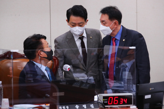 송영길 국회 외교통일위원장(왼쪽부터)과 김영호 더불어민주당 간사, 김석기 국민의힘 간사가 8일 국회 외교통일위원회에서 열린 통일부 등 국정감사에서 논의하고 있다. / 연합뉴스