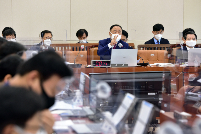 홍남기 경제부총리 겸 기획재정부 장관이 8일 국회에서 열린 기획재정위원회 기획재정부 국정감사에서 답변하고 있다. /연합뉴스