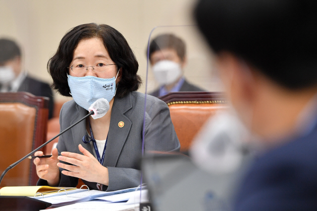 조성욱 공정거래위원장이 8일 국회에서 열린 정무위원회의 공정거래위원회에 대한 국정감사에 출석해 답변하고 있다. /연합뉴스