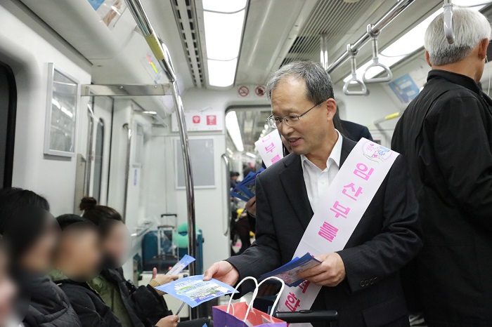 ▲ 공항철도 일반열차에서 임산부 배려석 캠페인(2019.11.25.)에 참여한 김한영 사장