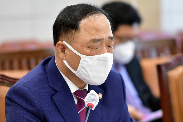 與野 '대주주 3억 관련 법 바꾸겠다' 압박...洪 버텨낼까