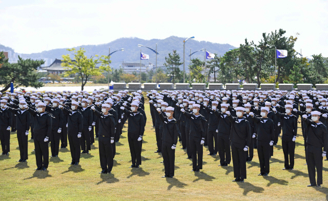 해군교육사령부는 8일 부대 연병장에서 제669기 해군병 수료식을 거행했다. /사진제공=해군교육사