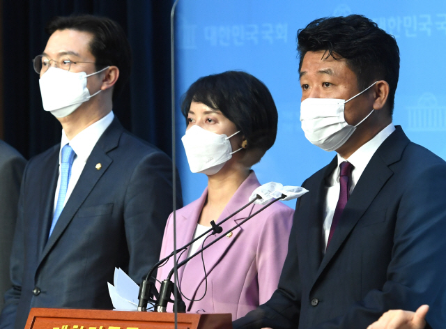 국민의힘 ‘사모펀드 비리방지 및 피해구제 특별위원회’ 유의동 위원장과 위원들이  8일 오전 서울 여의도 국회 소통관에서 현안 관련 긴급기자회견을 하고 있다. /연합뉴스