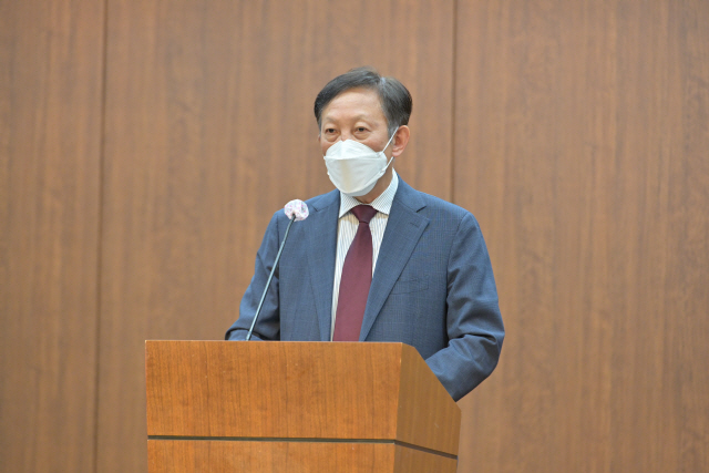 이인호 한국경제학회장이 8일 서울 은행회관에서 열린 소득주도성장특별위원회와의 공동토론회에서 기조연설을 하고 있다. /사진제공=소주성특위