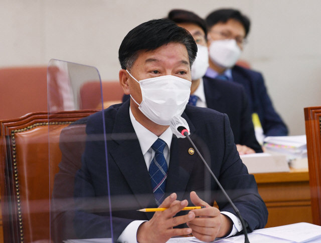 김홍희 해양경찰청장이 8일 국회에서 열린 농림축산식품해양수산위원회의 해양수산부에 대한 국정감사에서 의원들의 질의에 답변하고 있다. /연합뉴스