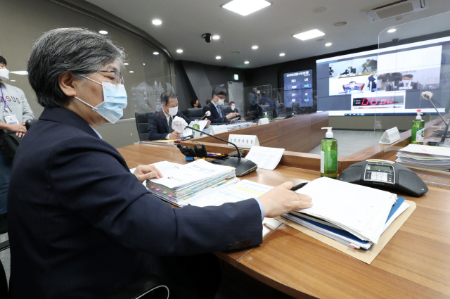 정은경 질병관리청장이 8일 오전 청주 오송 질병관리청에서 열린 보건복지위원회 질병관리청 국정감사장에서 자료를 살펴보고 있다./연합뉴스