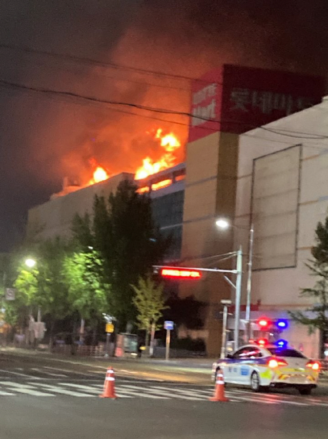 8일 오후 울산 남구에 위치한 주상복합건물에서 시작한 불이 길 건너 대형마트에도 옮겨 붙었다. /사진제공=독자