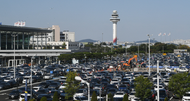 한글날 황금연휴가 시작된 9일 오전 서울 강서구 김포국제공항 국내선청사가 주차장에 차량들이 가득 주차돼 있다. 정부는 다음주에 적용할 '사회적 거리두기' 단계 조정안을 오는 11일 발표할 예정이다./오승현기자 2020.10.09