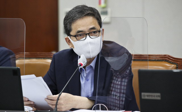 2일 국회에서 열린 국회 운영위원회 전체회의에서 미래통합당 곽상도 의원이 질의를 하고 있다. /연합뉴스