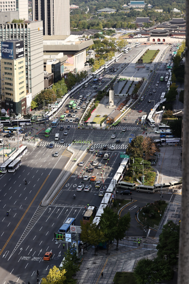 한글날인 9일 서울 광화문 도로에 돌발적인 집회·시위 등을 차단하기 위한 경찰 버스가 줄지어 서 있다./연합뉴스