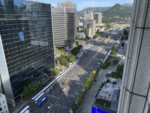 한글날인 9일 서울 광화문 도로에 돌발적인 집회·시위 등을 차단하기 위한 경찰버스가 줄지어 서 있다. /연합뉴스