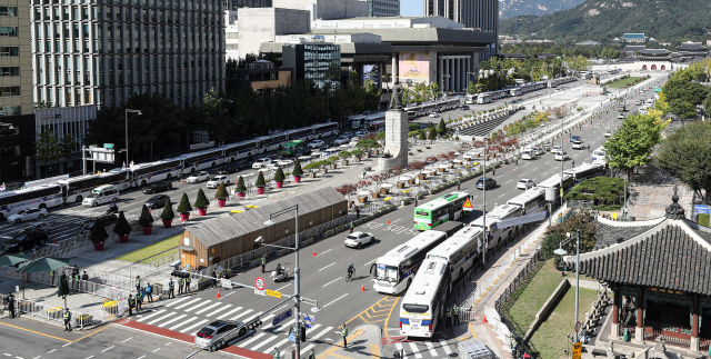 한글날인 9일 서울 세종대로 일대에 돌발적인 집회·시위 등을 차단하기 위한 경찰버스가 줄지어 서 있다.  /연합뉴스