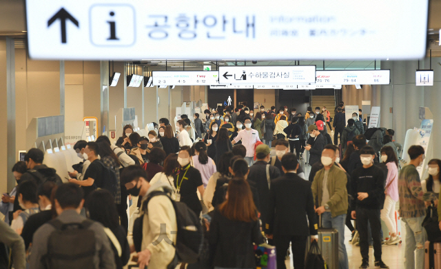 한글날 황금연휴가 시작된 9일 오전 서울 강서구 김포국제공항 국내선청사가 여행객들로 붐비고 있다. 정부는 다음주에 적용할 '사회적 거리두기' 단계 조정안을 오는 11일 발표할 예정이다./오승현기자 2020.10.09